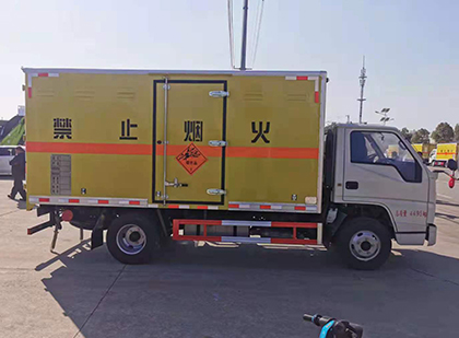 镇原爆破器材运输车技术升级与安全合规新趋势
